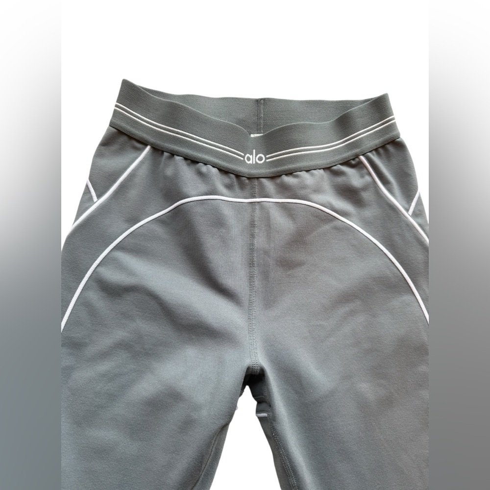ALO YOGA Airbrush High-Waist Heart Throb Leggings in Steel Gray - Picture 8 of 13
